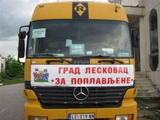 NDIHMA LESKOVCIT PËR BANORËT NGA HAPSIRAT QË JANË PËRMBYSUR