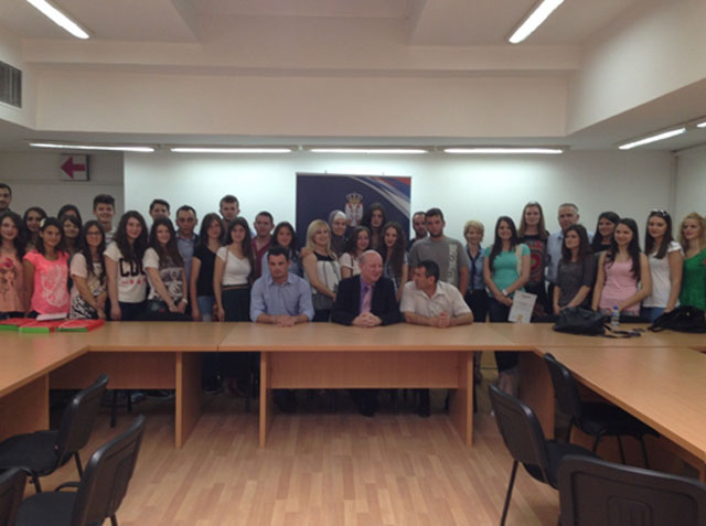 ДОДЕЉЕНЕ ДИПЛОМЕ ПОЛАЗНИЦИМА ШКОЛЕ СРПСКОГ ЈЕЗИКА