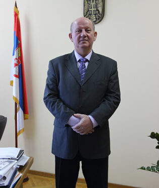 „GJITHËÇKA PËR NJERIUN E THJESHTË“