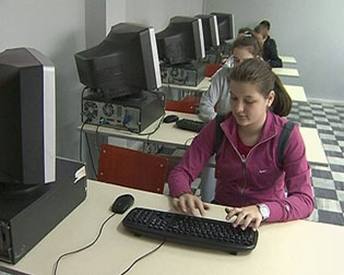 АМБАСАДА МАЛЕЗИЈЕ ДОНИРАЛА РАЧУНАРСКУ ОПРЕМУ ОСНОВНОЈ ШКОЛИ „ГОРЊА ЈАБЛАНИЦА“  У МЕДВЕЂИ