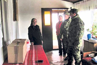 МЕДВЕЂА: ВОЈСКА ЗБРИЊАВА САМЕ И СТАРЕ ПРЕД ЗИМУ