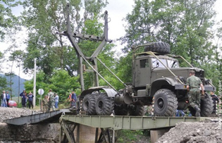 ARMY HELPS RESIDENTS OF MEDVEDJA