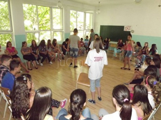 JANË TË NEVOJSHËM VULLNETARËT PËR T`I NDIHMUAR FËMIJËT NË MËSIM