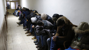 ИЛЕГАЛНИ ИМИГРАНТИ ПРОНАЂЕНИ САКРИВЕНИ У ВОЗУ