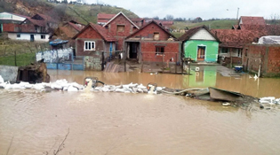 TË RESHURAT E SHUMËTA RREZIKOJNË ZONAT KU KALON  MORAVA E JUGUT