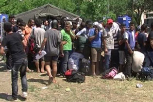 РОМСКИ ЦЕНТАР ПОМАЖЕ МАЈКАМА И БЕБАМА МИГРАНАТА