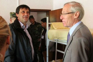 MINISTRI I MBROJTJES DHE AMBASADORI AMERIKAN KANË VIZITUAR REFUGJATËT NË PRESHEVË