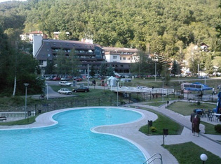 PJESMARRJE E MADHE NË BANJËN E SIJARINËS