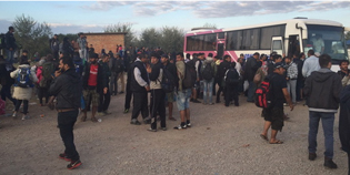 POLICIA E SHTON KONTROLLËN E TRANSPORTIT TË EMIGRANTËVE