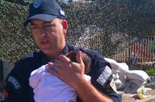 СРПСКИ ПОЛИЦАЈЦИ СПАСЛИ ДВЕ НАПУШТЕНЕ СИРИЈСКЕ БЕБЕ