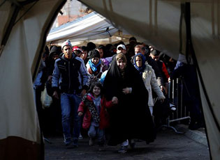 KATEGORITË MË TË PREKURA TË EMIGRANTËVE FITOJNË KARTELAT E KREDITIT DINA ME VLERË PREJ 5.000 DINARËVE