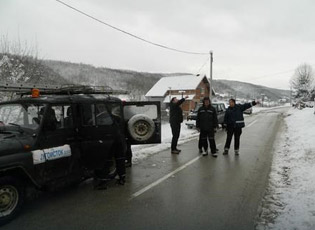 VËSHTIRË DERI TEK DISA FSHATRA NË KOMUNËN E MEDVEGJËS, BANORËVE USHQIMI I SILLET ME AUTOMJETET PËR TERRENE TË TILLA
