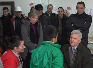 ВУЛИН И АМБАСАДОР СКОТ СА МИГРАНТИМА У ПРЕШЕВУ