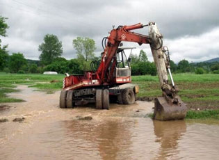 ПРОРАДИЛА КЛИЗИШТАУ ЈАБЛАНИЧКОМ ОКРУГУ, УГРОЖЕНИ ПУТЕВИ И МОСТОВИ