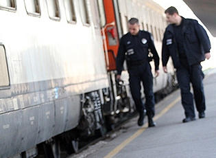 KUFIRI ËSHTË MBYLLUR, KONTRABANDUESIT PUNOJNË