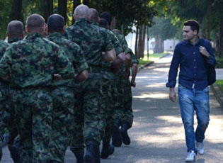 TË RINJËT E INTRESUAR PËR THIRRJEN E USHTRISË