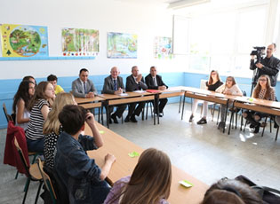 AMBASADORI DAVENPORT DHE ZORAN STANKOVIQ KANË BISEDUAR ME NXËNËSIT RRETH RËNDËSISË SË ARSIMIT