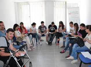 STUDENTËT E BUJANOCIT I KANË AVANSUAR AFTËSITË E SHRUARJES SË BIOGRAFIVE PËR PUNË