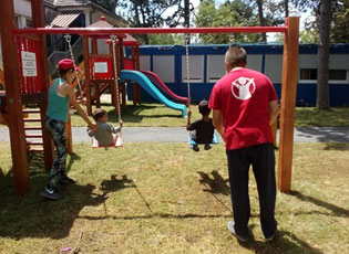 FËMIJËT E REFUGJATËVE NË QENDRËN PËR PRANIM NË PRESHEVË KANË FITUAR KËNDIN E LOJRAVE