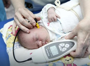 MATERNITETI NË PRESHEVË KA FITUAR APARATIN PËR KONTROLLIMIN E VESHËVE TEK FOSHNJET