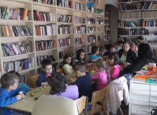 PUNËTORITË PËR FËMIJË GJATË VERËS NË BIBLIOTEKËN E MEDVEGJËS