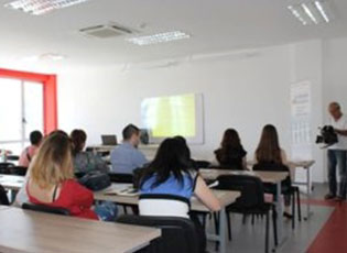 NË BUJANOC ËSHTË MBAJTUR TRIBUNA EDUKATIVE PËR TË RINJËT NË FUSHËN E FINANCAVE