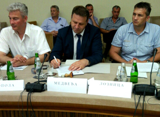 JANË NËNSHKRUAR KONTRATAT MBI REVITALIZIMIN E RRUGËVE