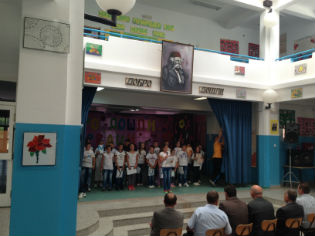 STANKOVIQ URON NXËNËSIT E KLASAVE TË PARA PËR FILLIMIN E SHKOLLIMIT