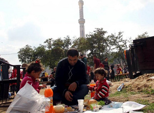 BAJRAMI ËSHTË FESTUAR EDHE NË QENDRËN E PËRKOHSHME PËR REGJISTRIMIN DHE PRANIMIN E EMIGRANTËVE NË PRESHEVË