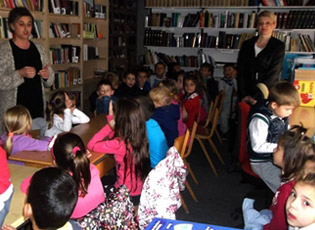 FËMIJËT NË MEDVEGJË KANË VIZITUAR BIBLIOTEKËN DHE POSTËN