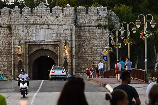 QEVERIA E SERBISË: TAKIMI I KRYEMINISTRIT ALEKSANDAR VUÇIQ ME UDHËHEQËSIT E PESË RRETHEVE