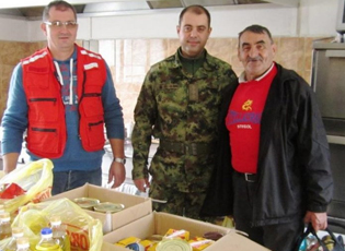 ВОЈНИЦИ ДОНИРАЛИ ПОМОЋ НАРОДНОЈ КУХИЊИ У МЕДВЕЂИ