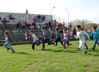 NXËNËSIT E SHKOLLAVE FILLORE KANË VRAPUAR “GARËN PËR FËMIJËRI TË LUMTUR”