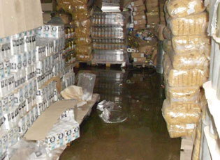 UJI HYN NË DEPOTË E KRYQIT TË KUQ