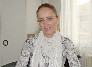 EMINA LALIQ, PËRKTHYESE NË PARALELEN E FAKULTETIT EKONOMIK NË MEDVEGJË