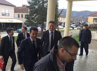 AMBASADORI I MISIONIT TË OSBE-SË NË SERBI VIZITON MEDVEGJËN