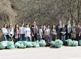 ЧИШЋЕЊЕ КОРИТА РЕКЕ ЈАБЛАНИЦЕ НА СВЕТСКИ ДАН ВОДА