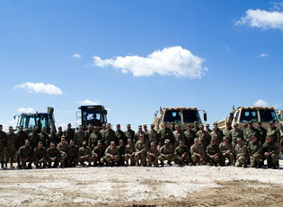 MEMBERS OF SERBIAN AND US ARMY UNDERGOING JOINT TRAINING