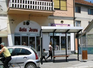 ËSHTË VENDOSUR KABINA E AUTOBUSIT NË HURJE TË RRUGËS SË KOSOVËS