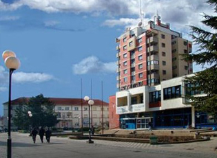 ИЗБЕГЛИЦЕ СМЕШТЕНЕ У БУЈАНОВЦУ УЧЕСТВУЈУ У ЧИШЋЕЊУ ПРИОБАЉА ТРНОВАЧКЕ РЕКЕ