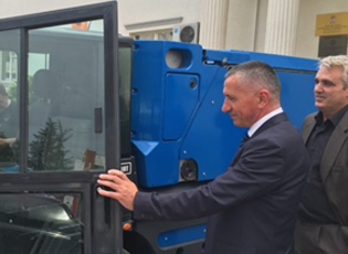 KA ARRITUR MAKINA PËR PASTRIMIN E RRUGËVE