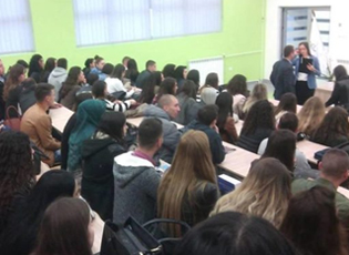 STUDENTËVE NDIHMA E NJËHERSHME – VLERA NË VARËSI PREJ NOTËS MESATARE