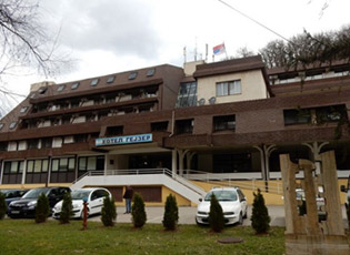 JANË HARMONIZUAR ÇMIMET ME QIRADHËNËSIT E BANESAVE PRIVATE NË BANJË TË SIJARINËS