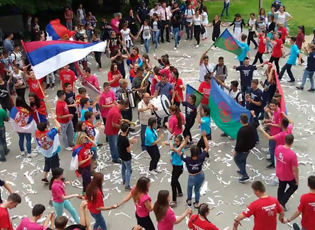 MATURANTËT: TË MARTËN TRUMBETARËT, TË ENJTEN DEFILEJA DHE FESTA