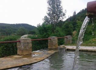 BANJOJA ME GEJZERIN DHE UJIN E GAZUAR NË OBORRIN E SHTËPISË PRIVATE