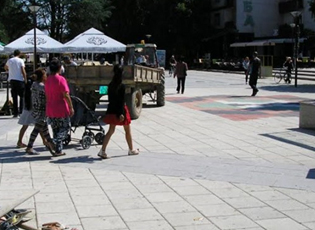 NDRRIMI I PLLAKAVE TË BETONIT NË SHESH