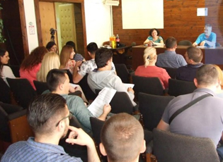 TRYEZË E RRUMBULLAKËT NË MEDVEGJË RRETH RËNDËSISË SË FAKULTETIT, PUNËSIMIT DHE NEVOJAVE TË TË RINJËVE