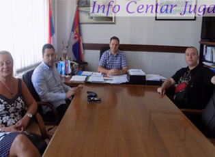 PËRFAQËSUESIT E QEVERISË SË SERBISË DHE MINISTRISË SË ARSIMIT KANË MBAJTUR TAKIM NË MEDVEGJË ME KRYETARIN ARSIQ