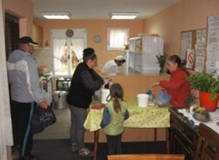 У ПРЕШЕВУ ОТВОРЕНА ПРВА НАРОДНА КУХИЊА, ОБРОКЕ ДОБИЈА 400 КОРИСНИКА