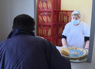 NJË E TREAT E BANORËVE MARRIN NDIHMË NGA KRYQI I KUQ